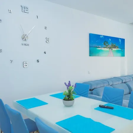 Cubo's Sea View Pacifico Street & Free Parking